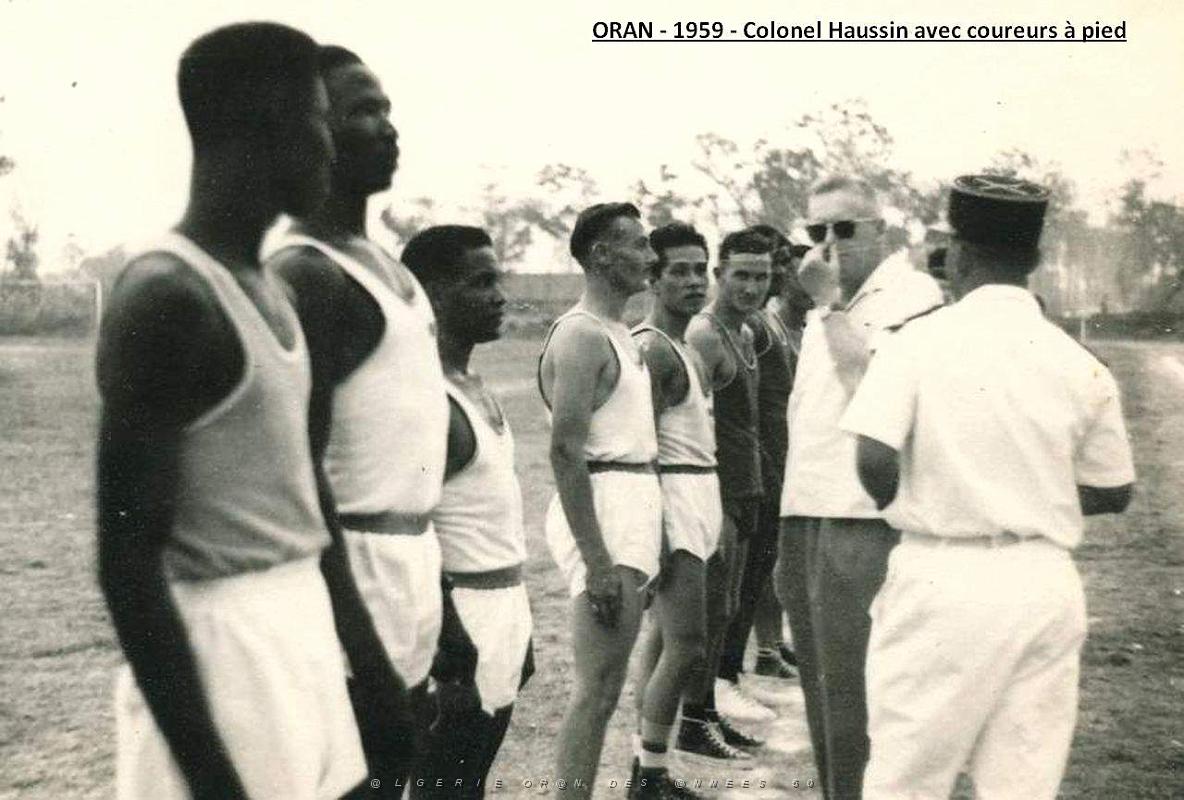 Oran- SDV- 6795-Oran - 1959- Colonel Haussin avec coureurs a pieds.jpg